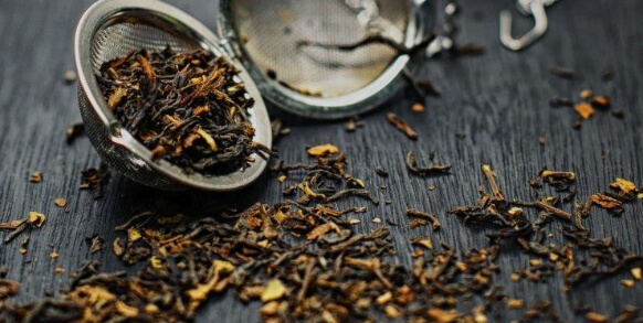 Lá trà khô và dụng cụ lọc trà
