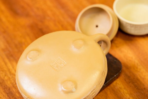 Dáng Ấm: Thạch Biều Tự Di