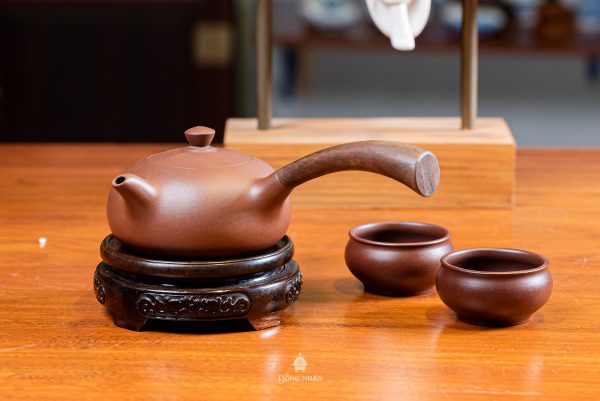 Dáng Ấm Đường Vũ Cán Gỗ