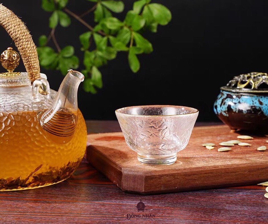 Chén Thủy Tinh